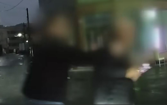 충남 예산에서 50대 남성이 70대 택시 기사를 무차별 폭행해 의식불명 상태에 빠뜨리는 사건이 발생했다. 사진은 해당 사건 장면. [사진=JTBC 사건반장 방송화면 캡처]