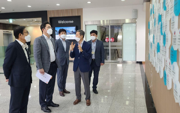 세메스에 방문한 이재용 삼성전자 회장 [사진=삼성전자]