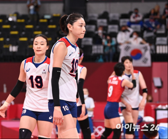 8일 오전 일본 도쿄 아리아케 아레나에서 '2020 도쿄올림픽' 여자 배구 동메달 결정전 대한민국과 세르비아의 경기가 펼쳐졌다. 한국 김연경이 아쉬워하고 있다.
