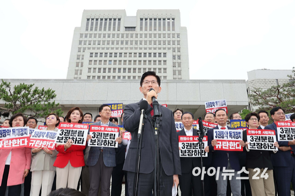 김문수 국민의힘 대선후보가 15일 서울 서초동 대법원을 찾아 사법부 수호 및 더불어민주당 규탄대회에 참석해 발언하고 있다. [사진=곽영래 기자]