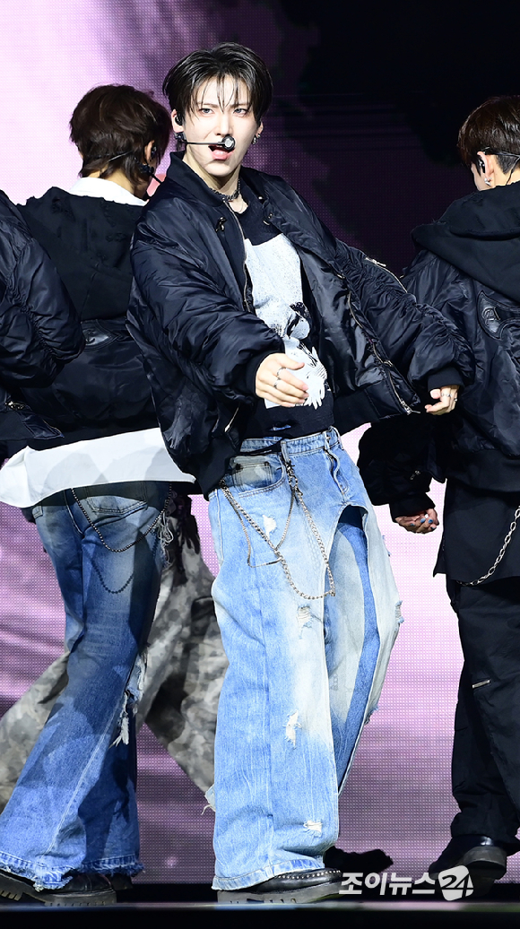 그룹 앤팀 유마가 28일 오후 서울 용산구 한남동 블루스퀘어에서 열린 &TEAM(앤팀) 한국 데뷔 앨범 미니 1집 'Back to Life'(백 투 라이프)발매 기념 쇼케이스에 참석해 멋진 무대를 선보이고 있다. [사진=정소희 기자]