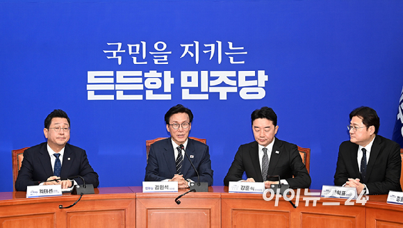 김민석 더불어민주당 신임 당대표가 18일 서울 여의도 국회에서 강훈식 대통령 비서실장과 홍익표 청와대 정무수석을 접견해 인사말을 하고 있다. [사진=곽영래 기자]