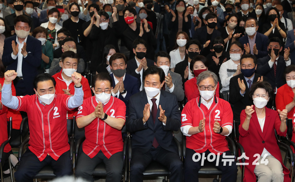 오세훈 국민의힘 서울시장 후보가 1일 서울 중구 프레스센터에 마련된 캠프 개표상황실에서 제8회 전국동시지방선거 출구조사 결과발표를 시청하며 기뻐하고 있다. [사진=국회사진취재단]