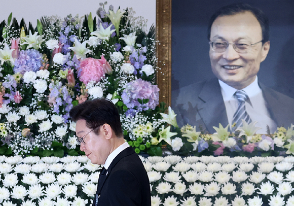 이재명 대통령이 31일 서울 여의도 국회 의원회관에서 열린 이해찬 전 국무총리 영결식에서 헌화를 마친 뒤 단상에서 내려가고 있다. 2026.1.31 [사진=연합뉴스]