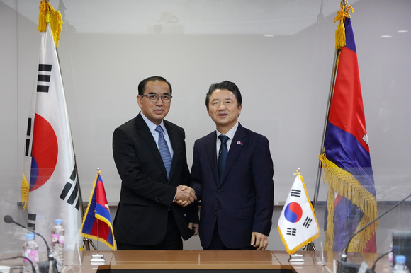 남성현 산림청장(오른쪽)과 벵 사콘 캄보디아 농림수산부 장관 [사진=산림청]