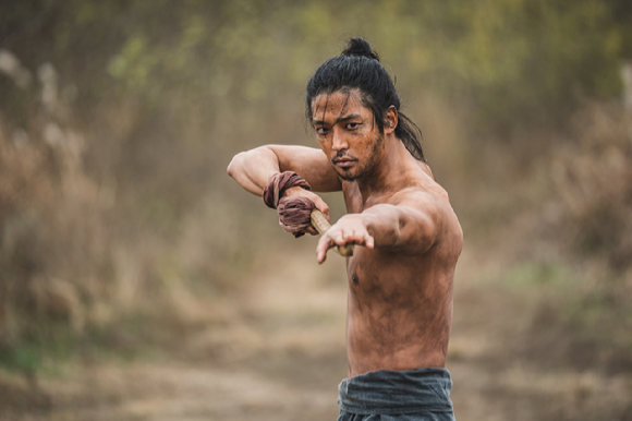 배우 로운이 디즈니+ '탁류'에서 열연하고 있다. [사진=월트디즈니 컴퍼니 코리아]