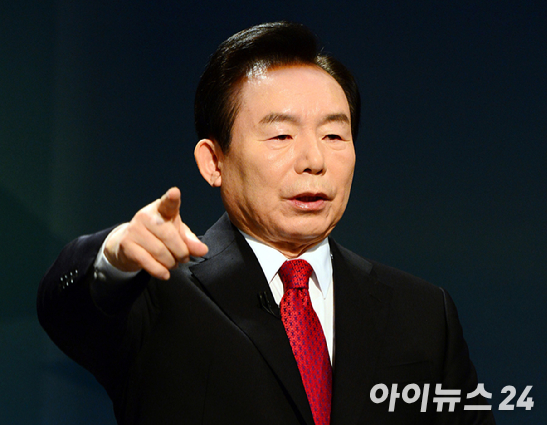 이인제 전 최고위원이 지난 2017년 서울 양천구 목동SBS에서 진행된 자유한국당 대선후보 TV토론회 리허설을 하고 있다. [사진=아이뉴스24포토DB]