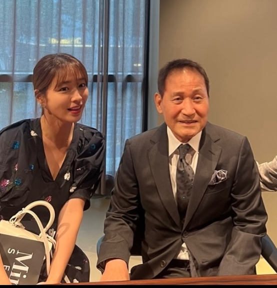 배우 이민정이 故 안성기를 추모하며 같이 찍은 사진을 공개했다. [사진=이민정 인스타그램]