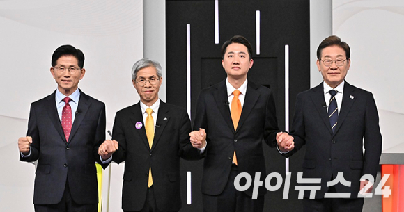 6·3 조기 대선에 출마한 각 당 대선 후보들이 첫 TV토론을 마친 가운데, 만화가 윤서인이 현 정국에 대한 아쉬움을 드러냈다. 사진은 윤서인. [사진=유튜브 @윤튜브]