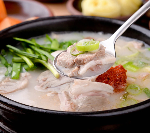 경북 구미의 한 국밥집에서 포장 메뉴를 두고 손님이 사장을 무자비하게 폭행한 사건이 일어났다. 사진은 폭행 당하는 A씨. [사진=JTBC '사건반장' 캡처]