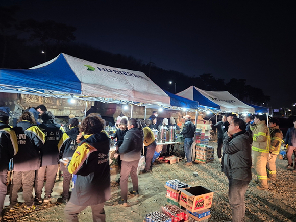 대산읍 산불 현장에서 HD현대오일뱅크와 마을 주민들이 지원 활동을 하고 있다. [사진=이완섭 서산시장 SNS 캡처]