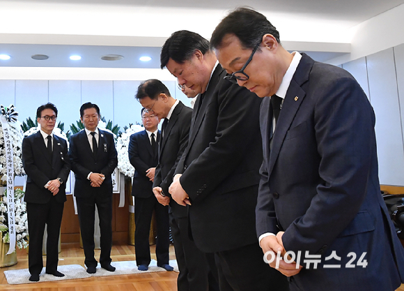 서정진 셀트리온그룹 회장이 28일 오전 서울 종로구 서울대학교병원 장례식장에 마련된 故 이해찬 전 국무총리의 빈소에서 조문을 하고 있다. [사진=곽영래 기자]
