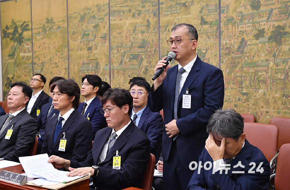 김학균 한국 배드민턴 대표팀 감독이 24일 서울 여의도 국회에서 열린 문화체육관광위원회의 대한축구협회 등에 대한 현안질의에서 의원 질의에 답하고 있다. [사진=곽영래 기자]