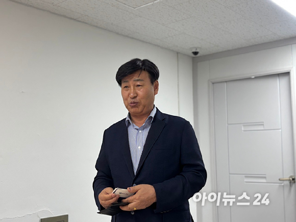 서울 성동구 성수전략정비구역 제3지구 재개발정비사업조합 사무실 입구. 성수3지구는 총 공사비 1조8275억원 규모의 한강변 재개발 사업으로 시공사 선정을 앞두고 있다 [사진=김민지 기자]