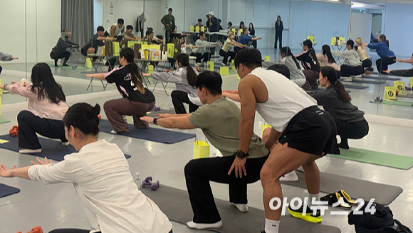 21일 서울 강남구의 한 연습실에서 열린 CJ올리브영 '올리브 클래스'에서 보디빌더 겸 방송인 마선호의 일일 퍼스널 트레이닝이 진행되고 있다. [사진=진광찬 기자]