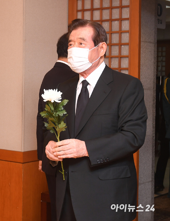 한광욱 전 청와대 비서실장이 29일 서울 종로구 서울대병원 장례식장에 마련된 고(故) 노태우 전 대통령 빈소를 찾아 조문을 하고 있다.[사진=사진공동취재단]