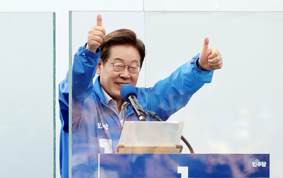이재명 더불어민주당 대선 후보가 28일 오후 서울 광진구 어린이대공원 앞에서 유세하고 있다. [사진=곽영래 기자]