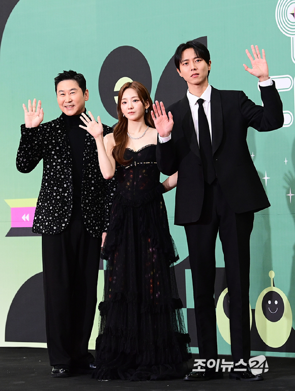 23일 오후 서울시 영등포구 여의도 KBS 신관 웨딩홀에서 진행된 '2023 KBS 연예대상' 레드카펫 행사에 시상식MC 신동엽-조이현-주우재가 참석하고 있다. [사진=정소희 기자]