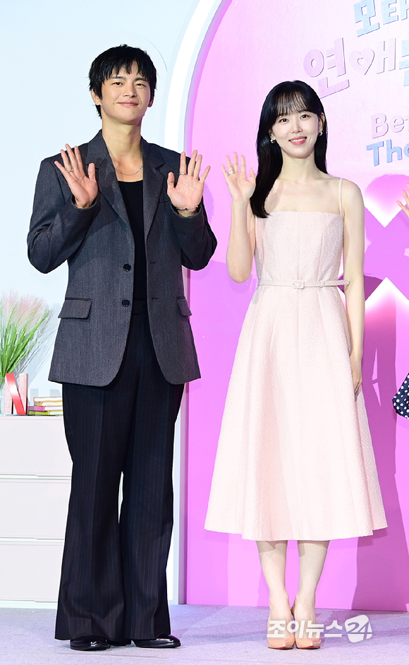 배우 서인국과 강한나가 3일 오전 서울 용산구 CGV 용산아이파크몰에서 열린 넷플릭스 새 연애 리얼리티 예능 '모태솔로지만 연애는 하고 싶어' 제작발표회에 참석하고 있다. [사진=정소희 기자]