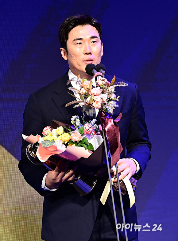 수비상 3루수 부문을 수상한 두산 허경민이 27일 오후 서울 중구 웨스틴 조선 서울에서 열린 '2023 KBO 시상식'에서 소감을 전하고 있다. [사진=곽영래 기자]