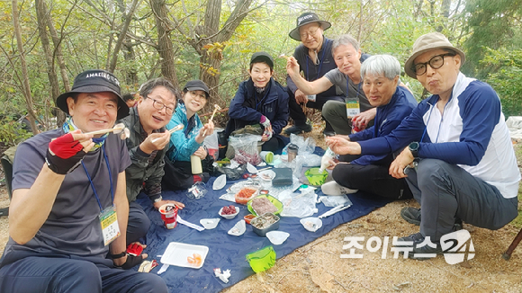 25일 서울 강북구 우이동 북한산국립공원 일대에서 열린 '브브걸 민영과 함께 하는 팬트레킹-제12회 희망찾기 등산&middot;트레킹 교실' 참가자들이 쌍둥이전망대 반환점에서 전어회로 오찬을 즐기고 있다. [사진=정소희 기자]