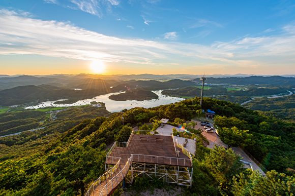 한반도지형 전망공원 전경. [사진=진천군]