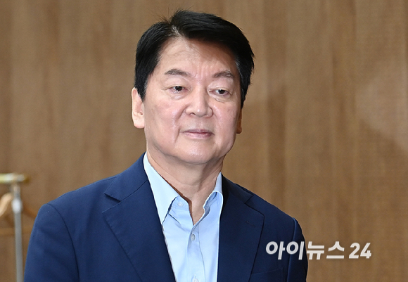 안철수 국민의힘 의원이 28일 오전 서울 여의도 국회 소통관에서 국민의힘 혁신안 발표를 위해 회견장으로 들어서고 있다. [사진=곽영래 기자]