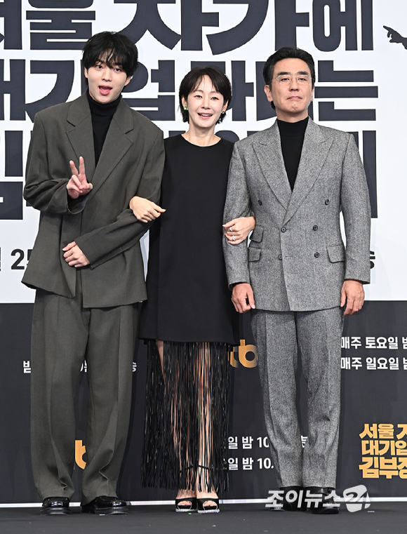 배우 차강윤, 명세빈, 류승룡이 22일 오후 서울 구로구 신도림 더 링크 호텔에서 열린 JTBC 토일드라마 '서울 자가에 대기업 다니는 김 부장 이야기' 제작발표회에서 포토타임을 갖고 있다. [사진=곽영래 기자]