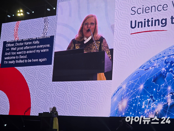 12일 서울 강남 코엑스서 열린 '세계폐암학회(WCLC) 2026' 현장이 전 세계에서 모인 폐암 분야 연구자와 의료진들로 북적이고 있다. [사진=전다윗 기자]