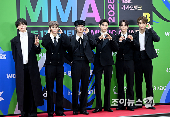 라이즈가 20일 서울 구로구 고척돔에서 열린 '2025 멜론뮤직어워드(MMA2025)' 레드카펫에서 포즈를 취하고 있다.