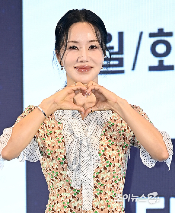 배우 엄정화가 12일 오후 서울 구로구 더 세인트에서 열린 지니 TV '금쪽같은 내 스타' 제작발표회에서 포토타임을 갖고 있다. [사진=곽영래 기자]