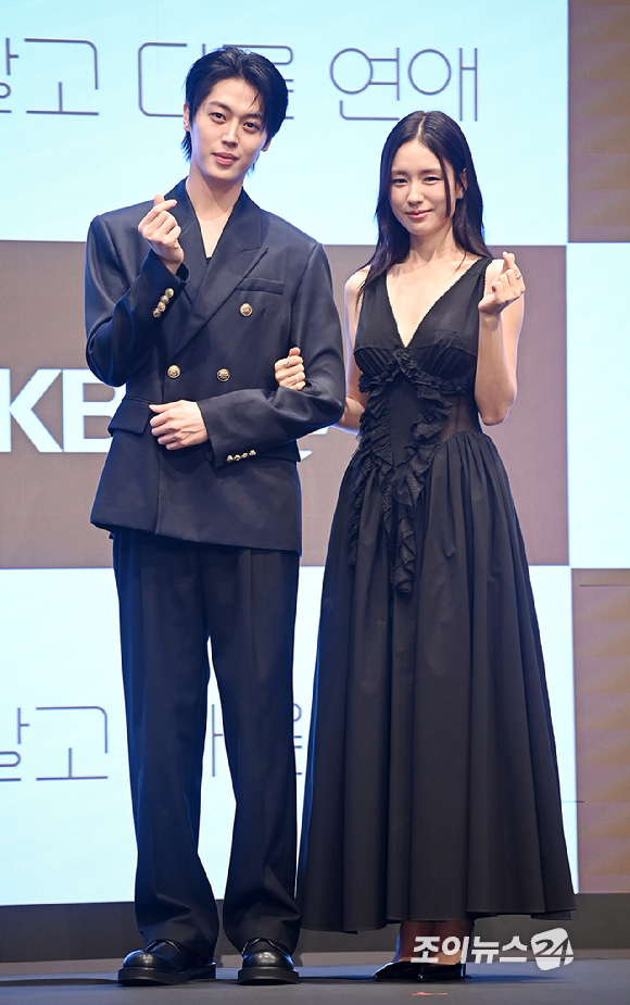 배우 서강준 안은진이 7일 오후 서울 구로구 신도림동 더 세인트에서 열린 KBS 2TV 토일 미니시리즈 '너 말고 다른 연애' 제작발표회에서 포토타임을 갖고 있다. [사진=곽영래 기자]