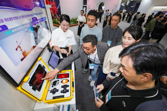 KT는 서울 강남구 코엑스에서 열린 '월드IT쇼(WIS) 2026' 전시관에서 AI 기반 '비전 트랙'과 안전 AX 솔루션을 선보였다고 23일 밝혔다. [사진=KT]