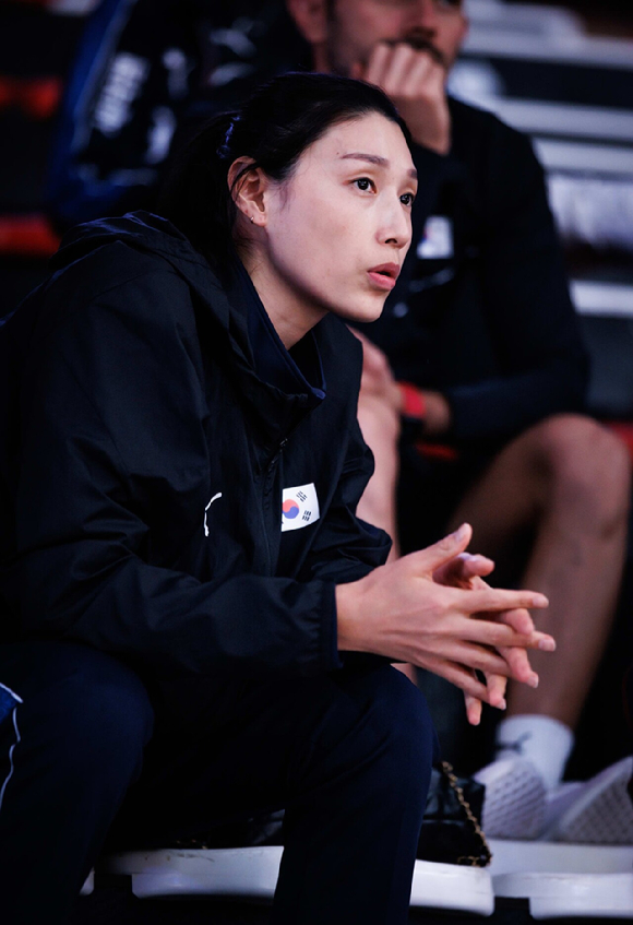 한국 여자배구대표팀에서 어드바이저를 맡고 있는 김연경이 31일(한국시간) 튀르키예에서 열린 2023 VNL 폴란드-캐나다전을 지켜보고 있다. [사진=국제배구연맹(FIVB)]