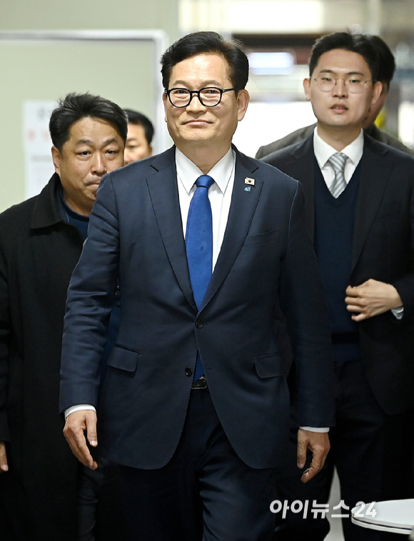 송영길 전 더불어민주당 대표가 5일 서울 여의도 국회에서 정청래 더불어민주당 대표와 비공개 면담을 위해 당대표실로 이동하고 있다. [사진=곽영래 기자]