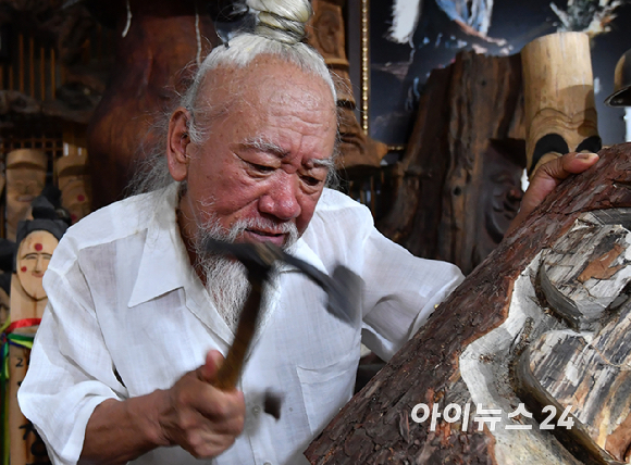 장승 무형문화재인 타목 김종흥씨가 25일 안동시 풍천면 작업실에서 조각을 하고 있다. [사진=곽영래 기자]