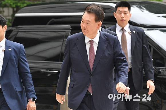윤석열 전 대통령이 3일 서울 서초구 서울중앙지방법원에서 열린 내란 우두머리 혐의·직권남용 권리행사 방해 혐의 사건 9차 공판에 출석하며 지지자들을 향해 미소를 보이고 있다. [사진=사진공동취재단]