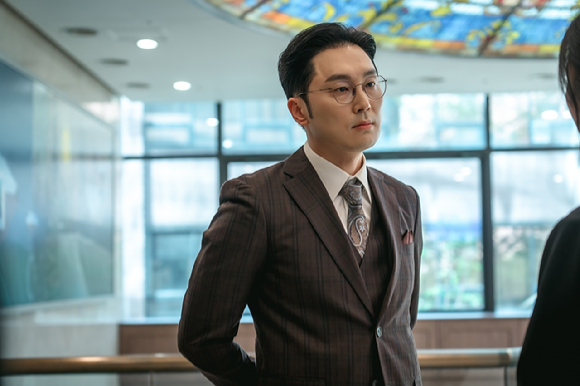 &apos;부세미&apos; 서현우 &quot;안경 올리고 손 휙휙·허리는 꼿꼿⋯이돈만의 설정&quot;