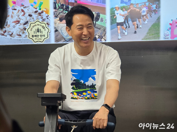 오세훈 서울시장이 20일 서울 영등포구 러너스테이션에서 열린 '서울시민 비만율 저감방안 현장 발표회'에서 기념 촬영을 하고 있다. [사진=김한빈 기자]