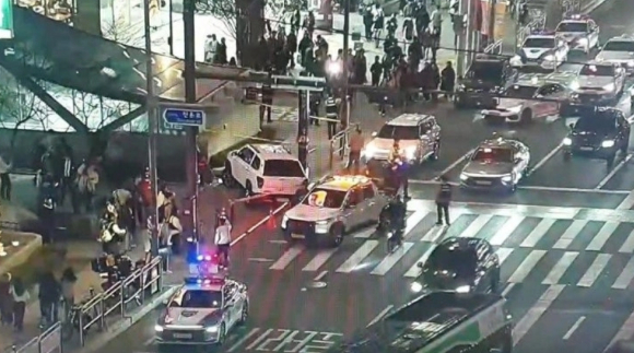 지난 23일 저녁 서울 마포구 홍대입구역 인근에서 발생한 스포츠유틸리티차량(SUV) 인도 돌진 사고 현장 모습. [사진=연합뉴스 ]