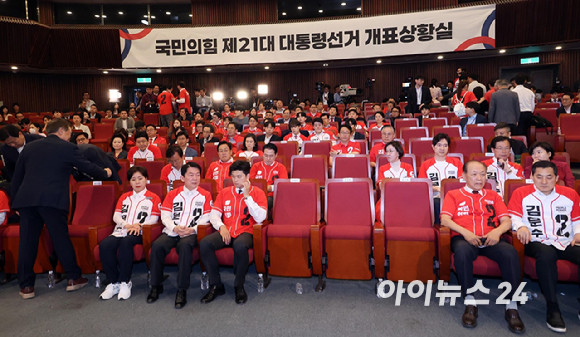 국민의힘 당 지도부가 3일 서울 여의도 국회 도서관에 마련된 국민의힘 개표 상황실에서 제21대 대통령 선거 방송3사 출구조사 결과를 지켜보다 굳은 표정으로 상황실을 떠나고 있다. [사진=정소희 기자]