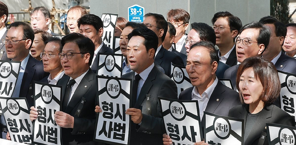 국민의힘 장동혁 대표와 정점식 원내대표가 검찰청 폐지와 공소청&middot;중대범죄수사청(중수청) 신설을 하루 앞둔 1일 서울 중구 중수청 앞에서 '형사사법체계 파괴 규탄'을 주제로 열린 현장 의원총회에 참석, 구호를 외치고 있다. 2026.10.1 [사진=연합뉴스]