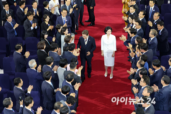 제21대 대통령에 당선된 이재명 대통령과 김혜경 여사가 4일 국회 로텐더홀에서 열린 취임선서에서 참석자들과 악수하고 있다. [사진=국회시잔취재단]