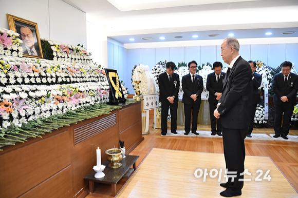 반기문 전 유엔 사무총장이 28일 오전 서울 종로구 서울대학교병원 장례식장에 마련된 故 이해찬 전 국무총리의 빈소에서 조문을 하고 있다. [사진=곽영래 기자]