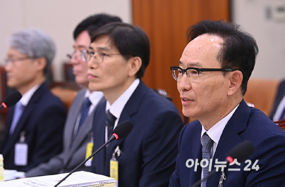 김대웅 서울고등법원장이 16일 서울 여의도 국회에서 열린 법제사법위원회의 서울고등법원 등에 대한 국정감사에서 질의에 답변하고 있다. [사진=곽영래 기자]
