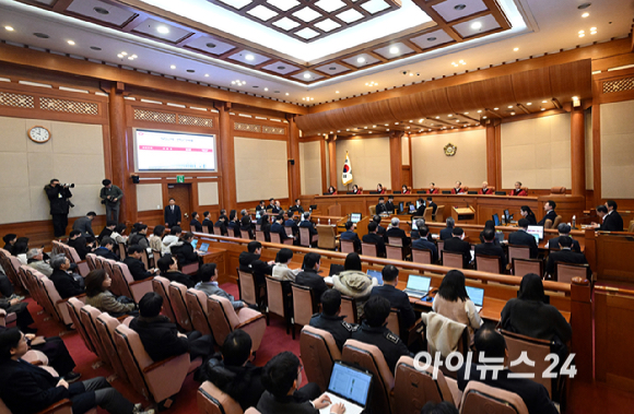 윤석열 대통령이 출석한 가운데 13일 오전 서울 종로구 헌법재판소에서 탄핵심판 8차 변론이 열리고 있다. [사진=사진공동취재단]