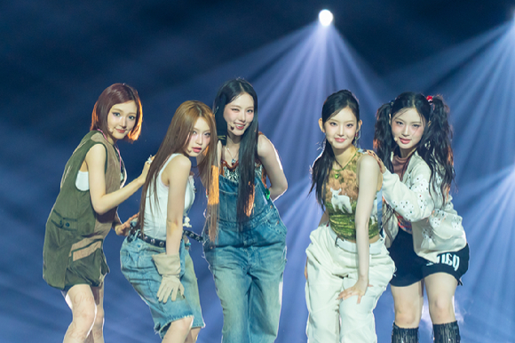 그룹 키키가 지난 11일 일본 지바현 마쿠하리 멧세에서 개최된 '케이콘 재팬 2025(KCON JAPAN 2025)' 엠카운트다운 무대에서 열띤 공연을 펼치고 있다. [사진=CJ ENM]