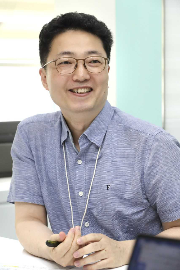 AI 기반 보이스피싱 탐지 서비스를 개발 중인 'AI 피싱헌터팀'의 김정근 KT 융합기술원 AI 애널리틱스 프로젝트팀 수석이 지난달 28일 서울시 서초구 KT 융합기술원에서 인터뷰를 진행하고 있다. [사진=KT]