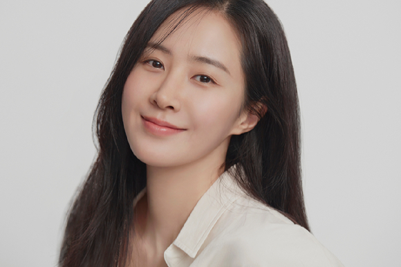 소녀시대 멤버이자 배우 권유리가 영화 '돌핀' 인터뷰에 앞서 포즈를 취하고 있다. [사진=SM엔터테인먼트]