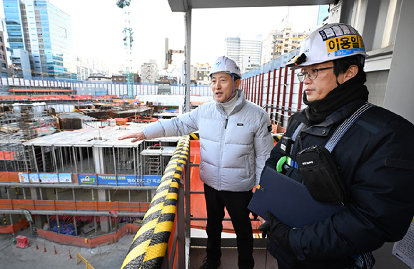 오세훈 서울시장이 2일 영등포구 재건축 현장(유원제일1차)을 찾아 공사장 안전관리 현황을 점검하고 있다. [사진=서울시]